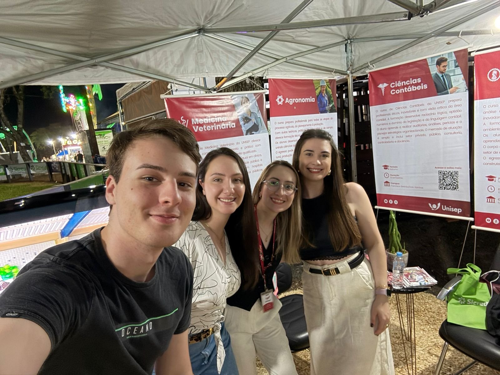 Na foto, acad&ecirc;micos e a coordenadora do curso de direito da Unisep recepcionam os visitantes no estande da instiui&ccedil;&atilde;o. Arthuro Ravanelli, Bruna Costa, Victoria Carnieletto (Coordenadora) e Ana Vit&oacute;ria Macagnan.
