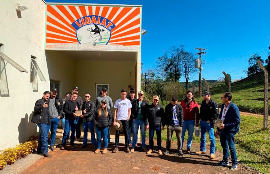 Acadêmicos do curso de Agronomia do CEUUN Campus Francisco Beltrão realizam visita técnica na Queijaria VIDALAT - Queijos Colonial