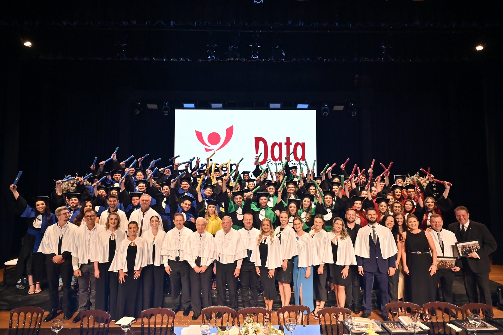 Teatro da Unisep fica lotado em colação de grau da insituição